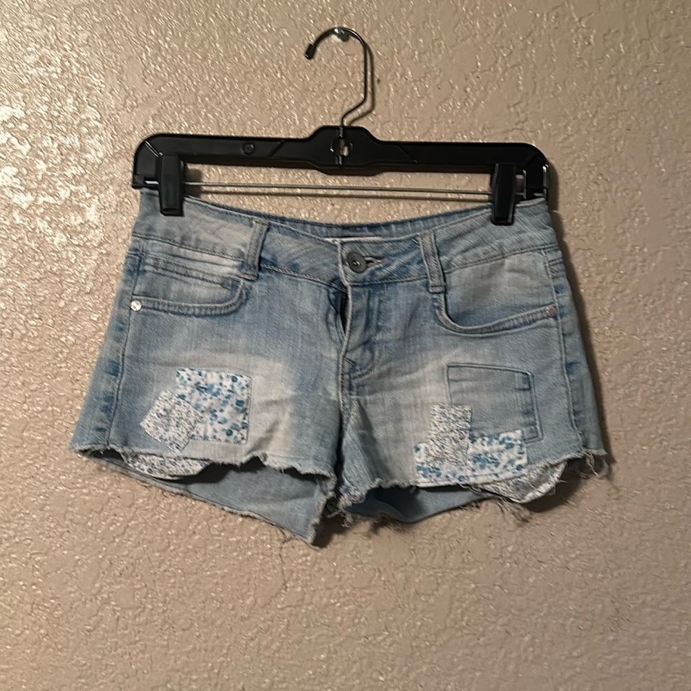 Lei shorts with patches size 3